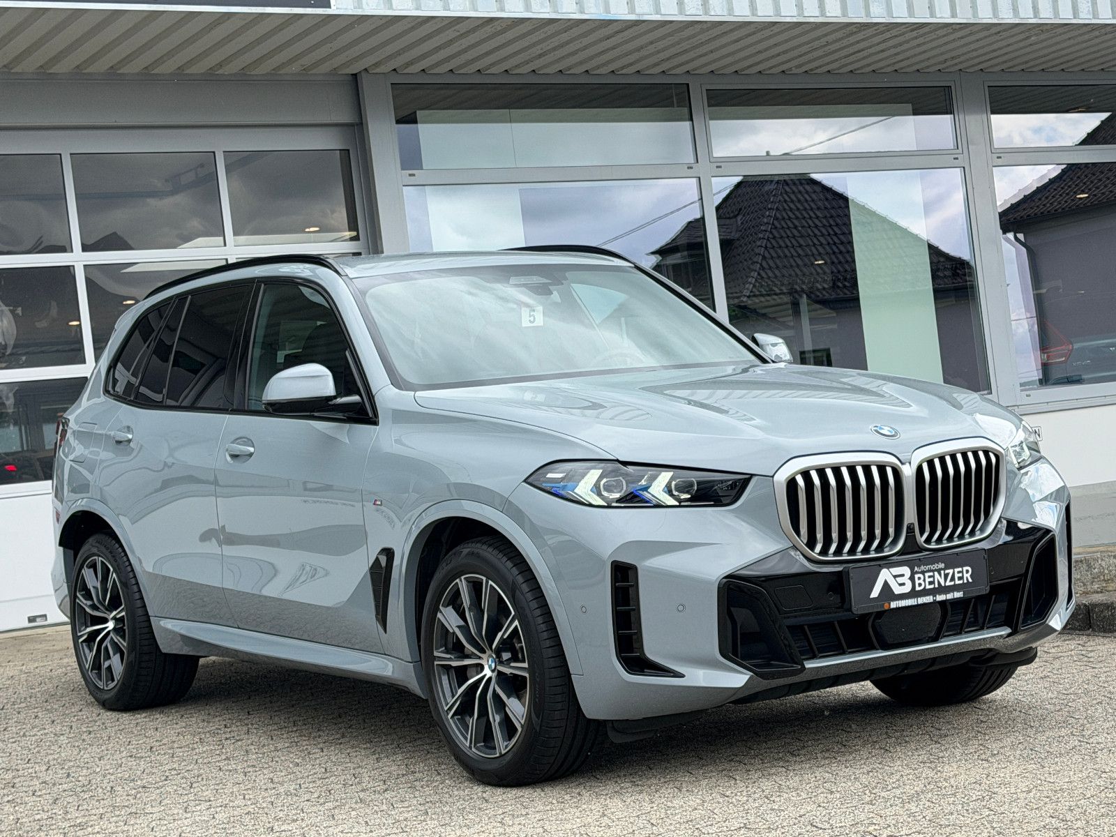 Fahrzeugabbildung BMW X5 30 d xDrive M Sport/HEAD-UP/360°/SOUND/AMBIEN