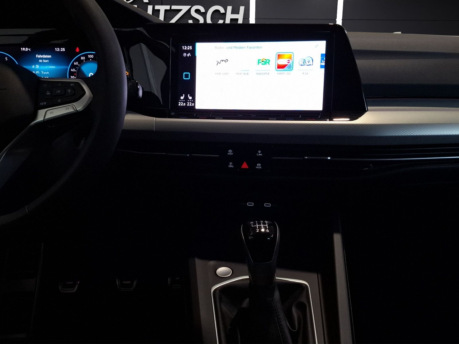 Fahrzeugabbildung Volkswagen Golf VIII Variant TSI Move Standhzg. LED AHK Car