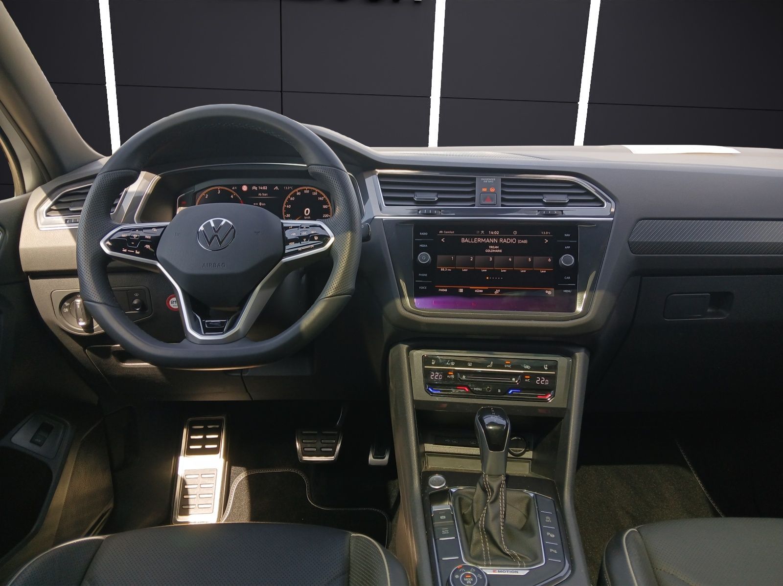 Fahrzeugabbildung Volkswagen Tiguan Allspace TDI R-Line DSG 4M STH Matrix AHK