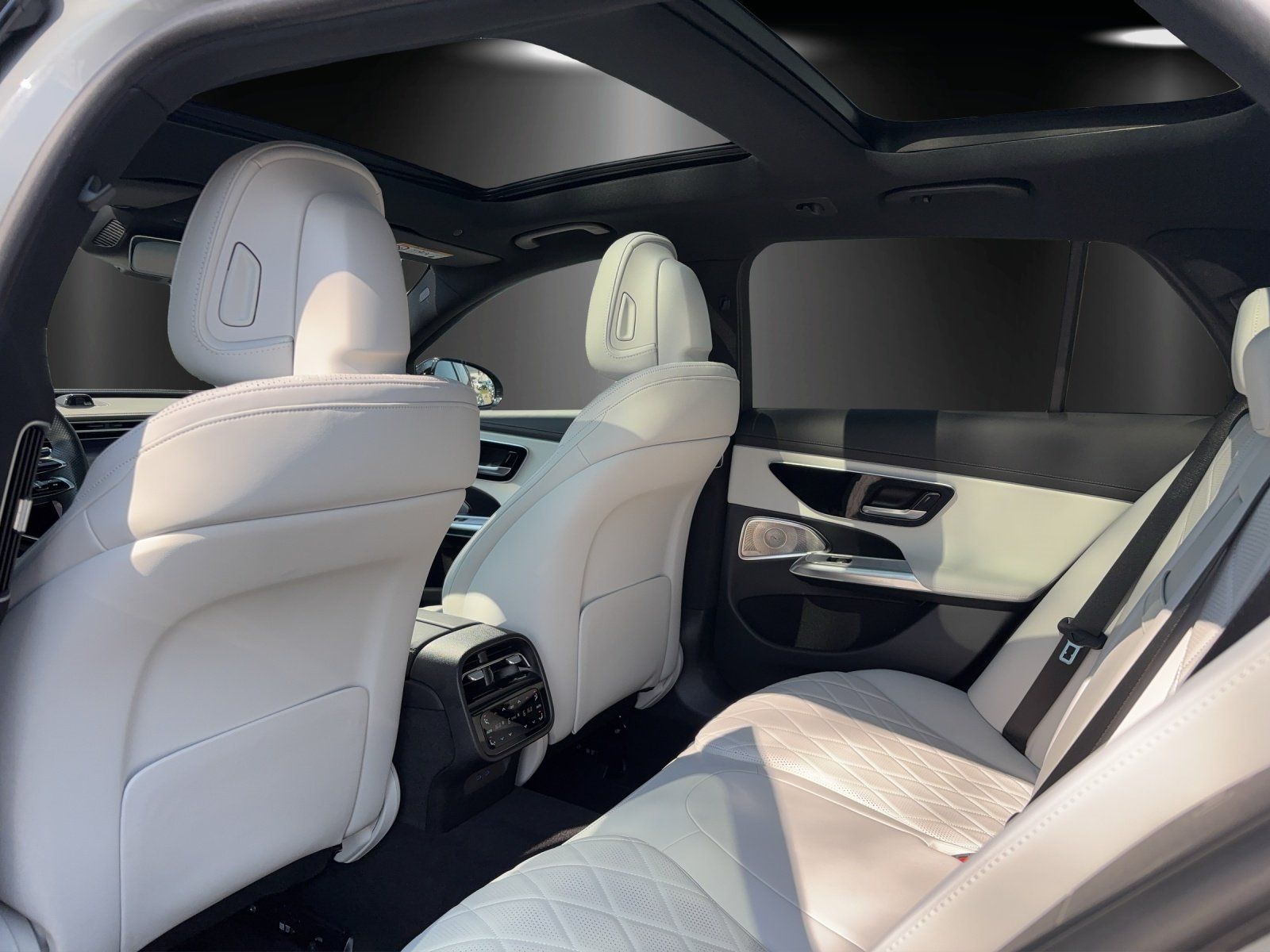 Fahrzeugabbildung Mercedes-Benz E220d T AMG Prem+ AIRMATIC Masage HYPER FahrAssi