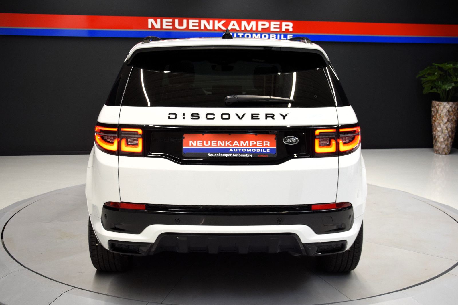 Fahrzeugabbildung Land Rover Discovery Sport R-Dynamic D 200 AWD Pano 360°AHK