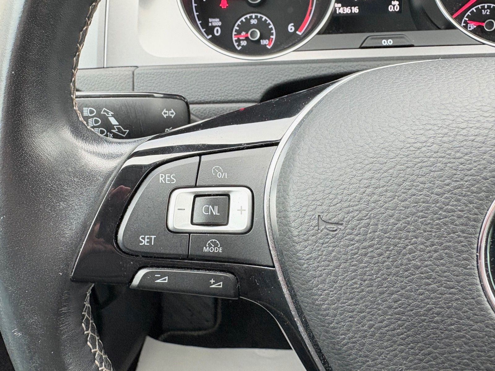 Fahrzeugabbildung Volkswagen Golf VII 2.0TDI Lim. LOUNGE Navi Klima PDC SPORT