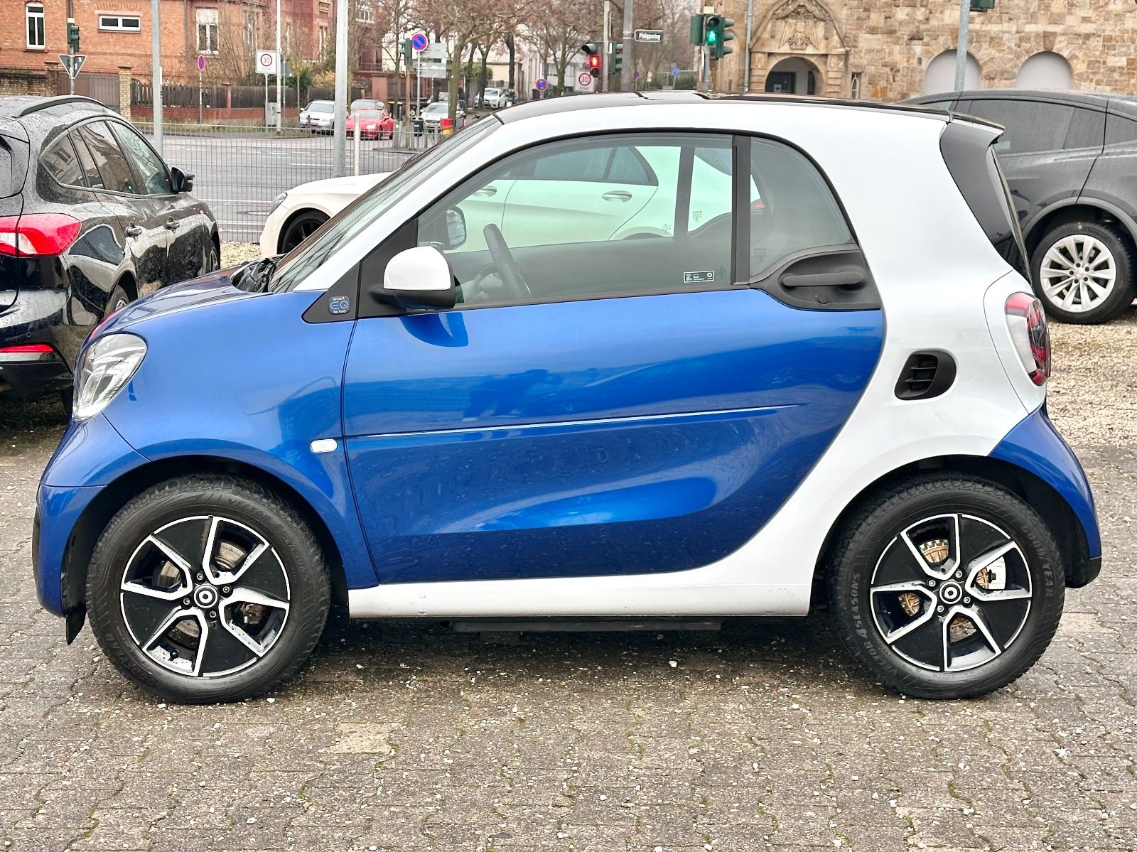 Fahrzeugabbildung Smart ForTwo Coupe EQ /LED/PDC/Kamera/Pano/CarPlay