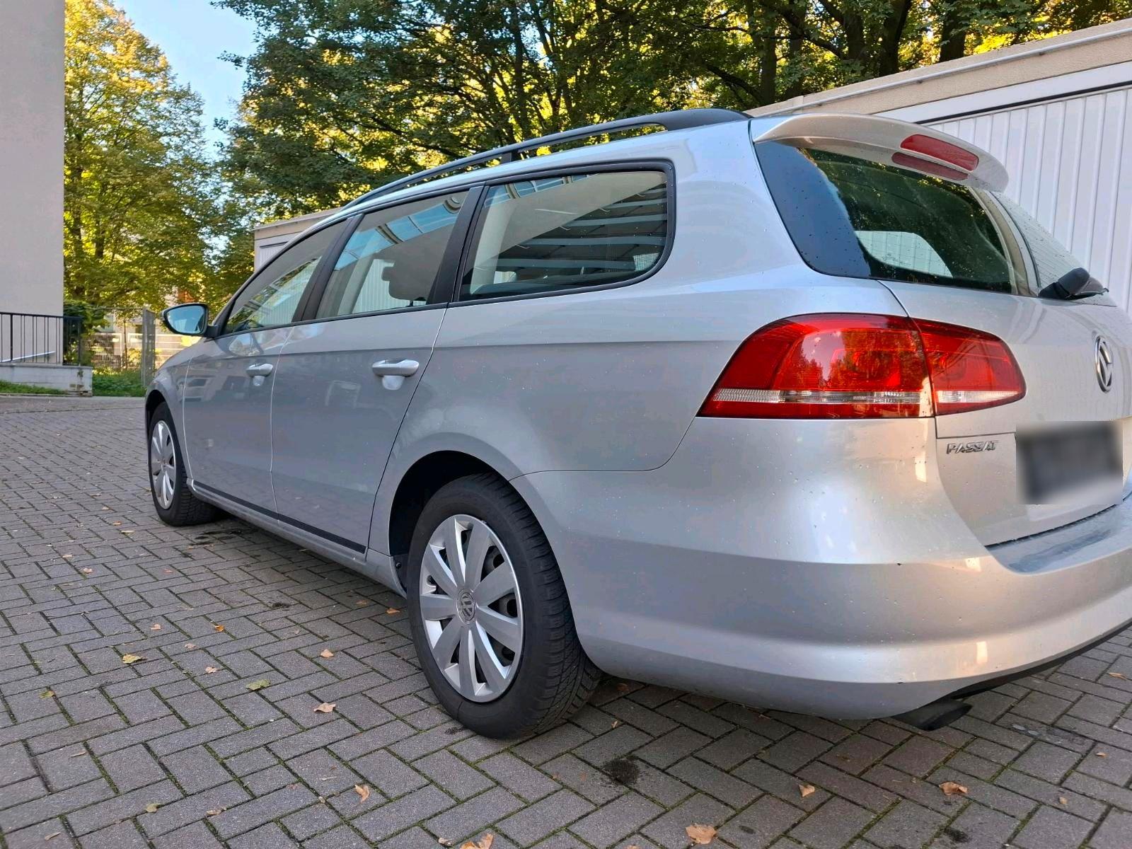 Volkswagen Passat 2011 — салон