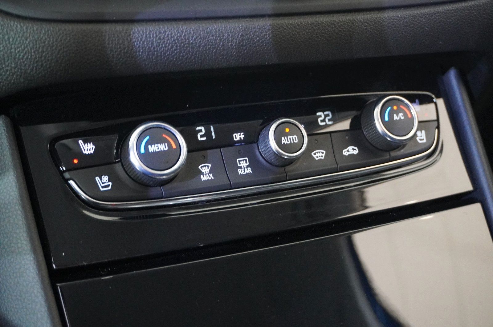 Fahrzeugabbildung Opel Grandland (X) 1.6 HYBRID 4X4 ULTIM. NAVI/360°/SH