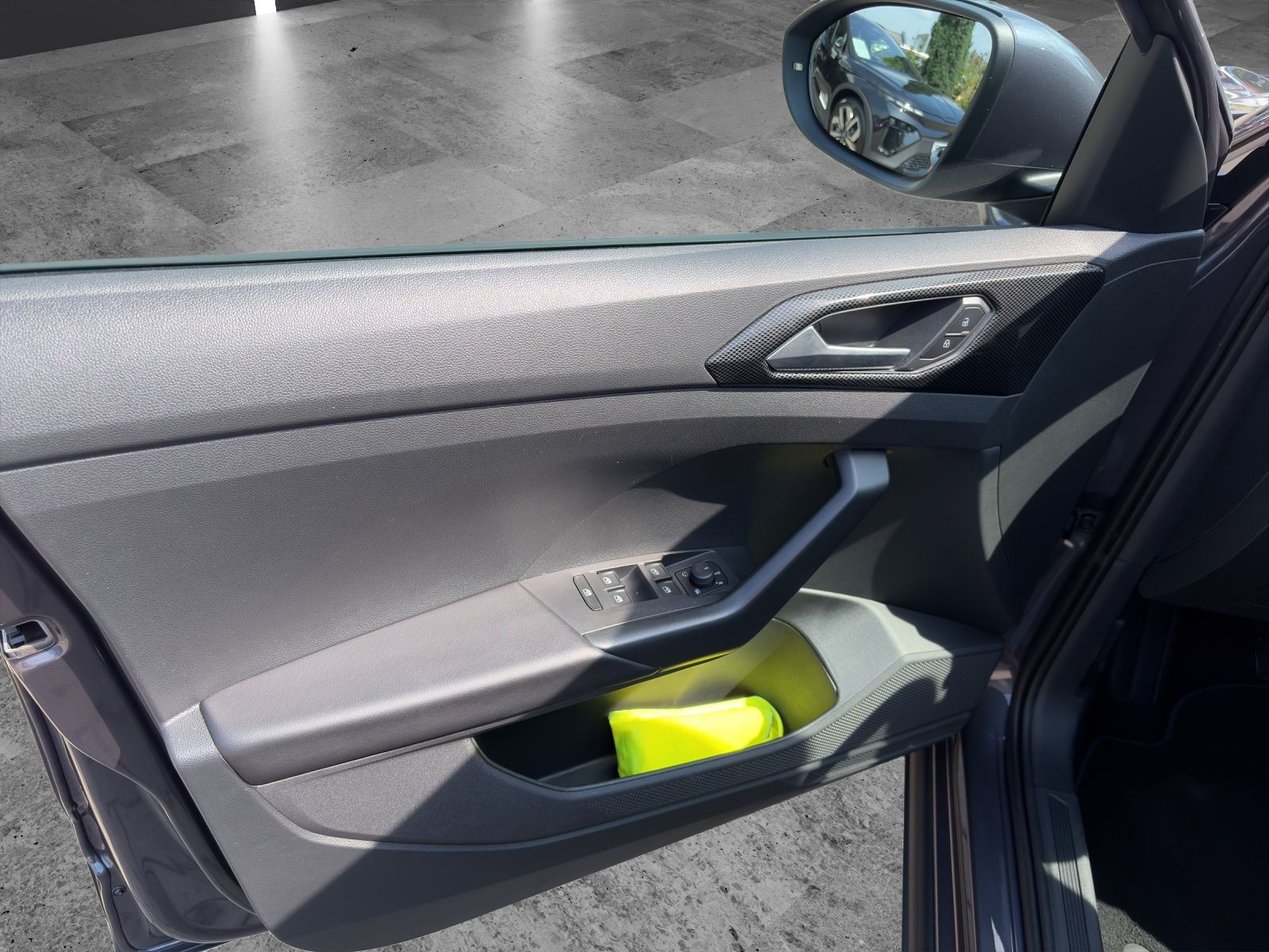 Fahrzeugabbildung Volkswagen T-Cross TSI Life LED AHK AppCon ACC Lane-Assist