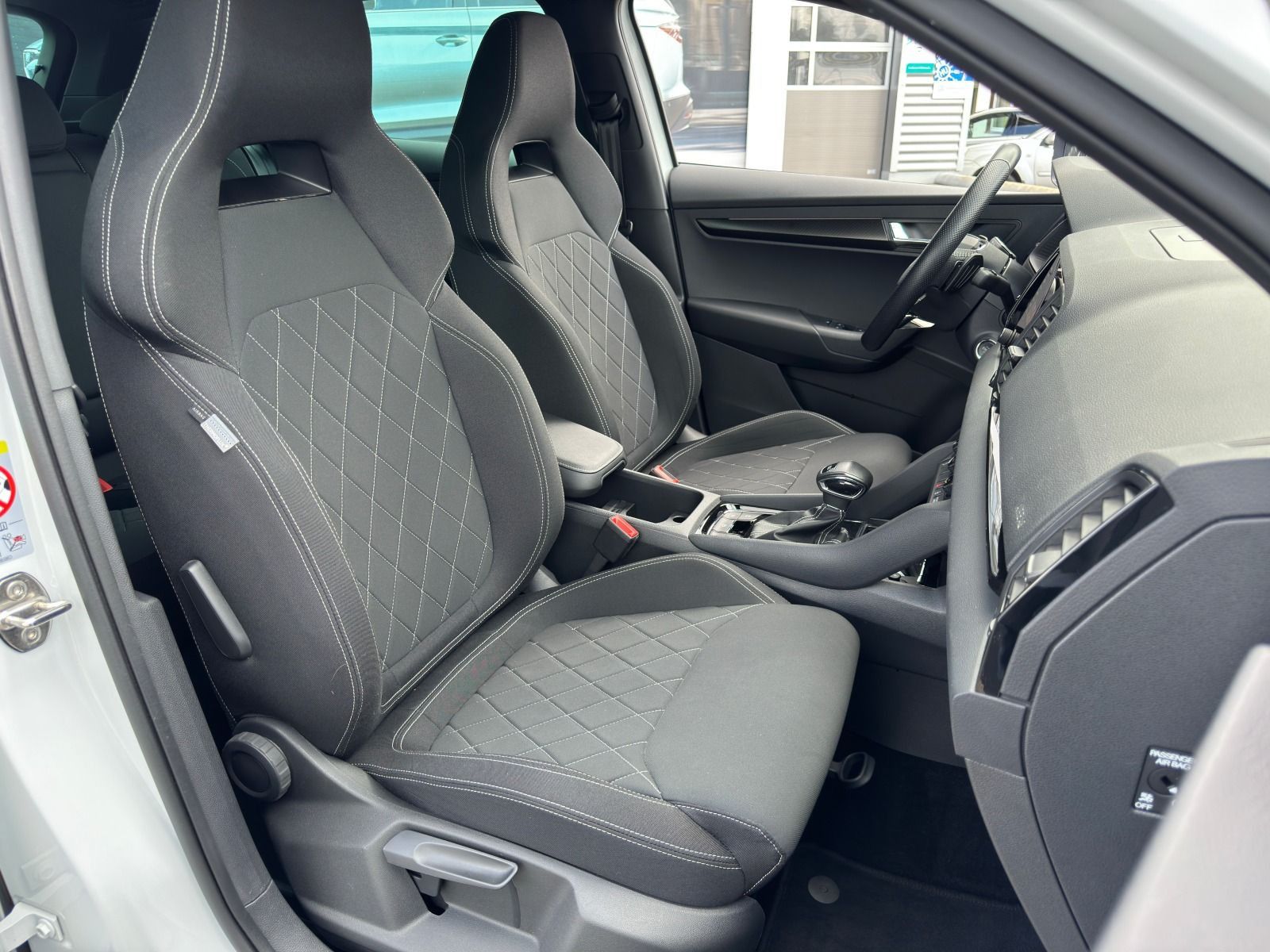 Fahrzeugabbildung SKODA Karoq Sportline 1.5TSI DSG*RFK*AHK*SideAss*eHeck