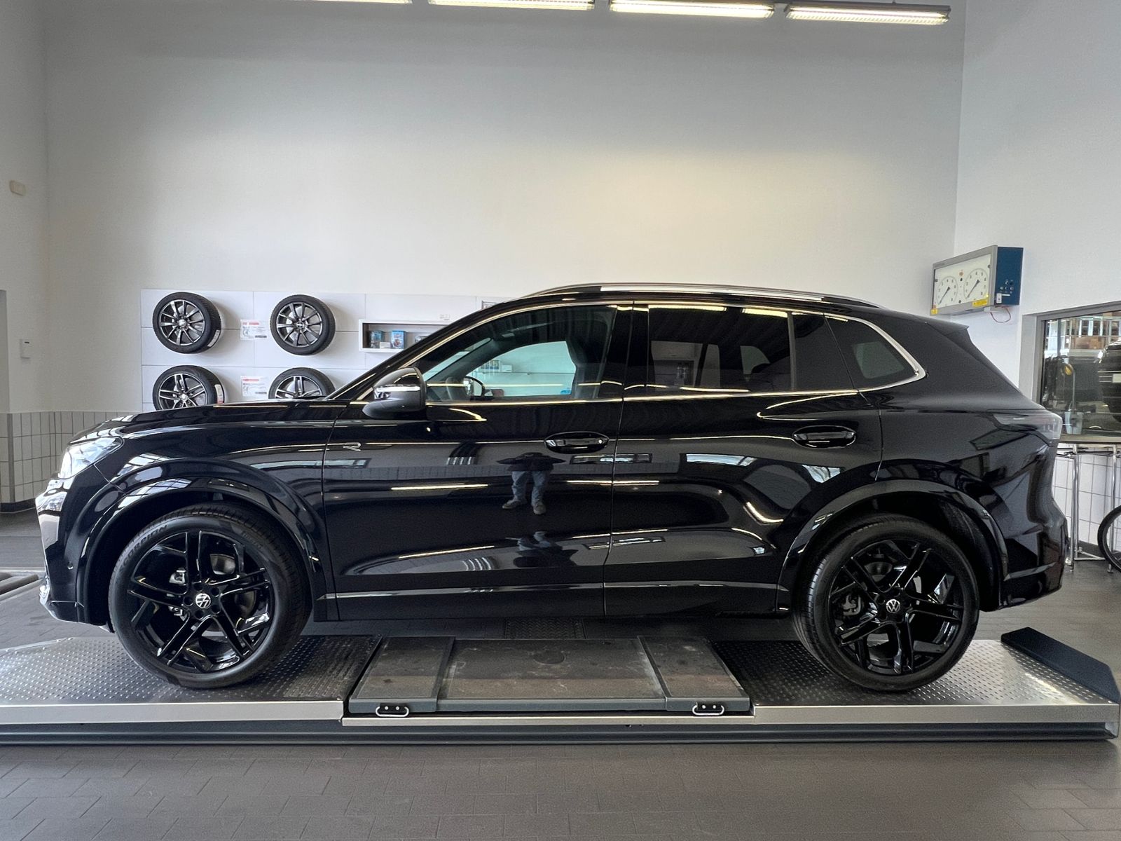 Fahrzeugabbildung Volkswagen Tiguan R-Line 1.5 eTSI DSG *AHK, IQ.Light, DCC,