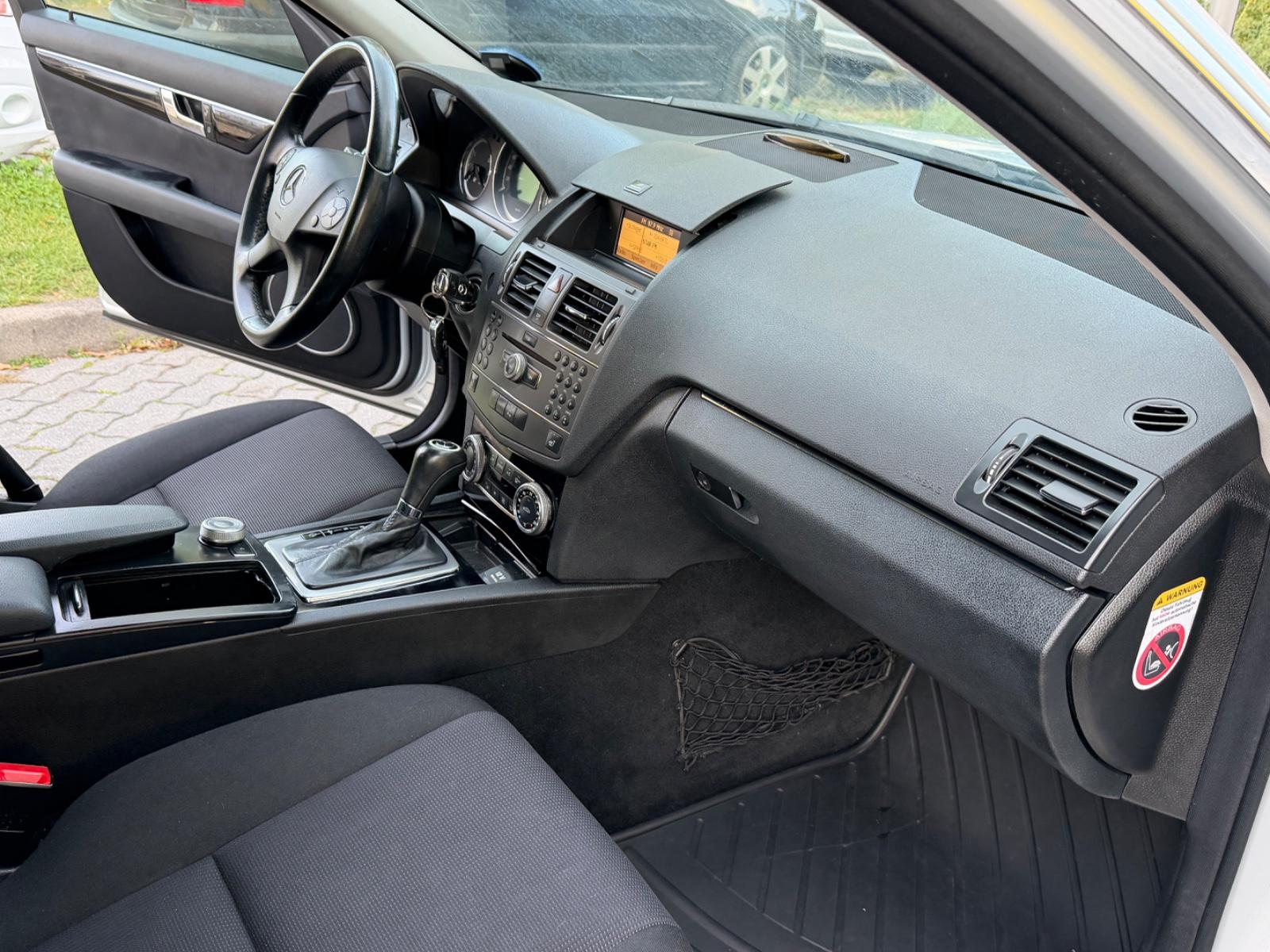 Mercedes-Benz C180 2010 — photo 20