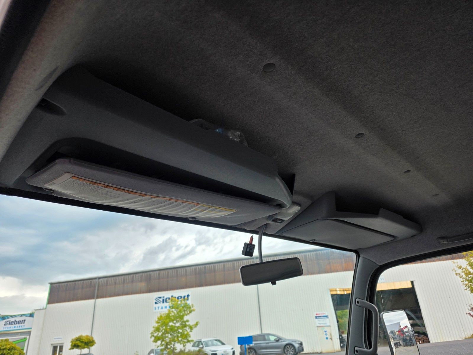 Fahrzeugabbildung Mitsubishi Fuso Canter 7C18D DoKa 7 Sitze AHK