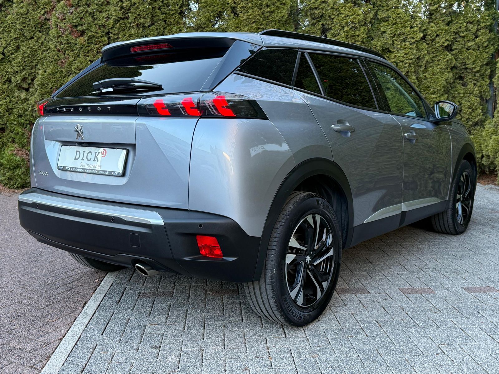 Fahrzeugabbildung Peugeot 2008 1.5 BlueHDI Allure Pack LED+NAV+SHZ+KAM+DAB