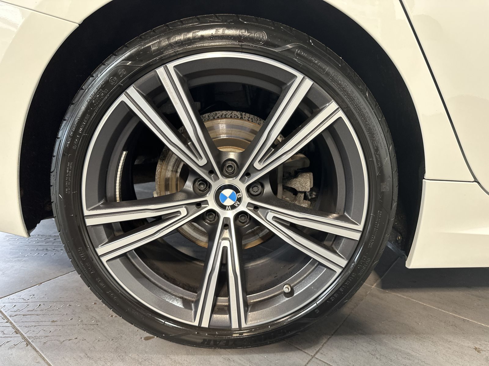 Fahrzeugabbildung BMW 320d Touring M-Sport NAV+LED+PANO+19ZO+LIVECOCKP