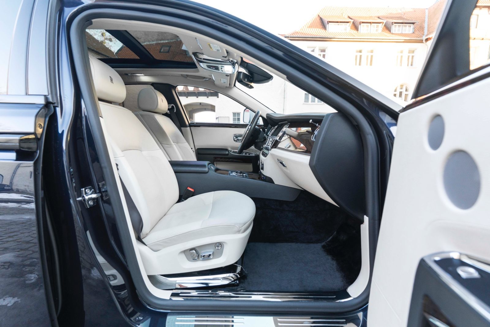 Fahrzeugabbildung Rolls-Royce Ghost V12 TWO TONE FACELIFT STERNHIMMEL KÜHLBOX