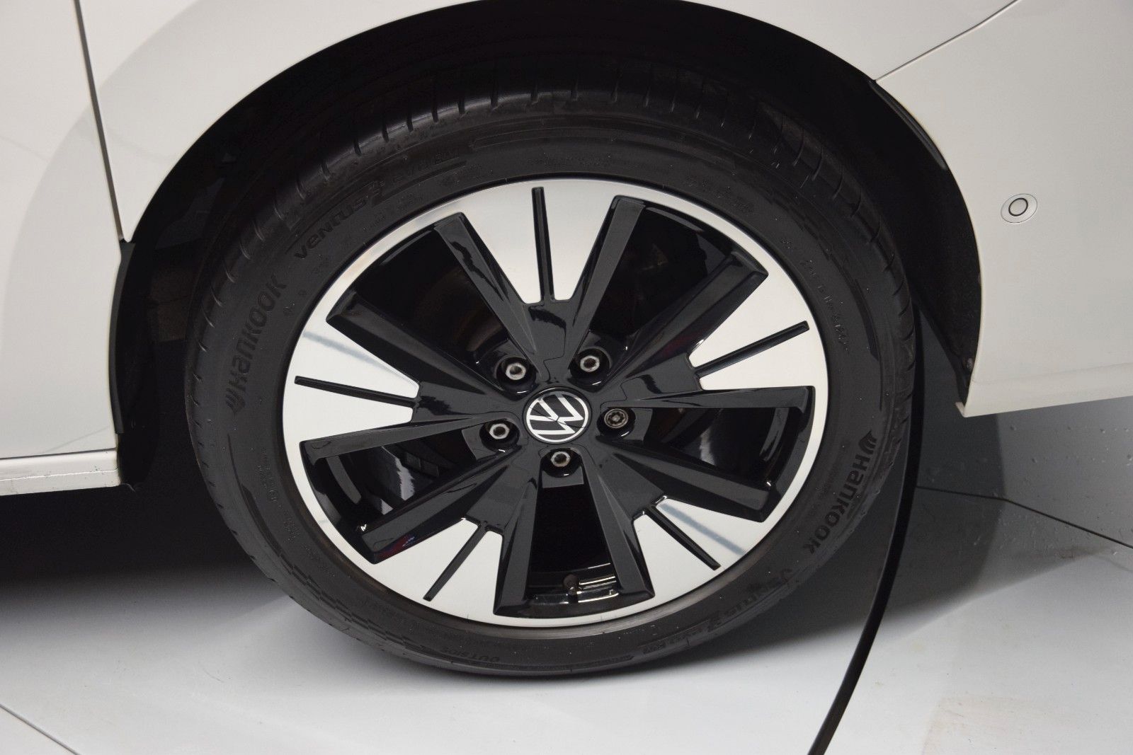 Fahrzeugabbildung Volkswagen T7 Multivan Style lang ACC Matrix vis-a-vis AHK