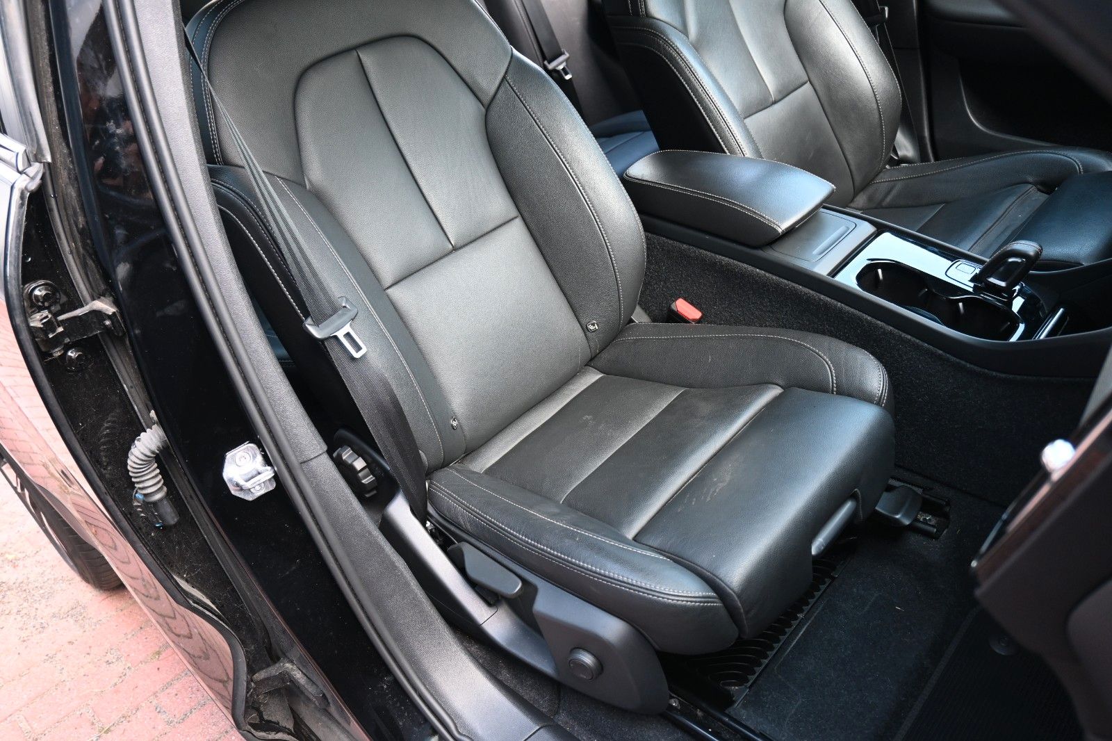 Fahrzeugabbildung Volvo XC40 BEV AWD R Design*H&K*FSHZG*RFK*WP*20Zoll*