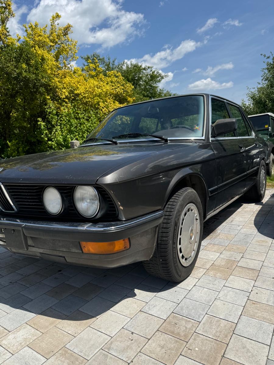 BMW 525 ETA . 1 Hand