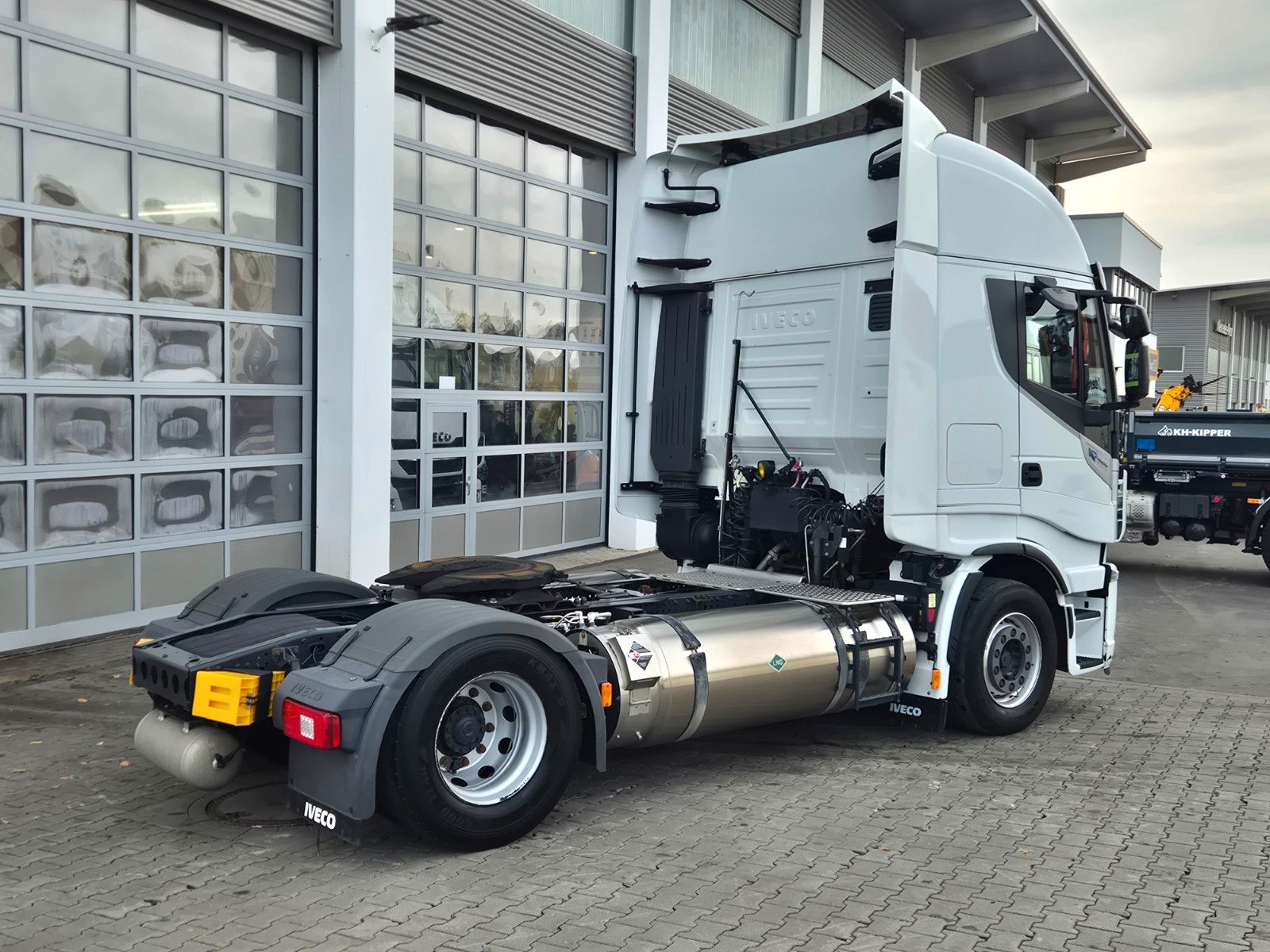 Fahrzeugabbildung Iveco Stralis 460NP LNG Standklima Xenon 3 Stück
