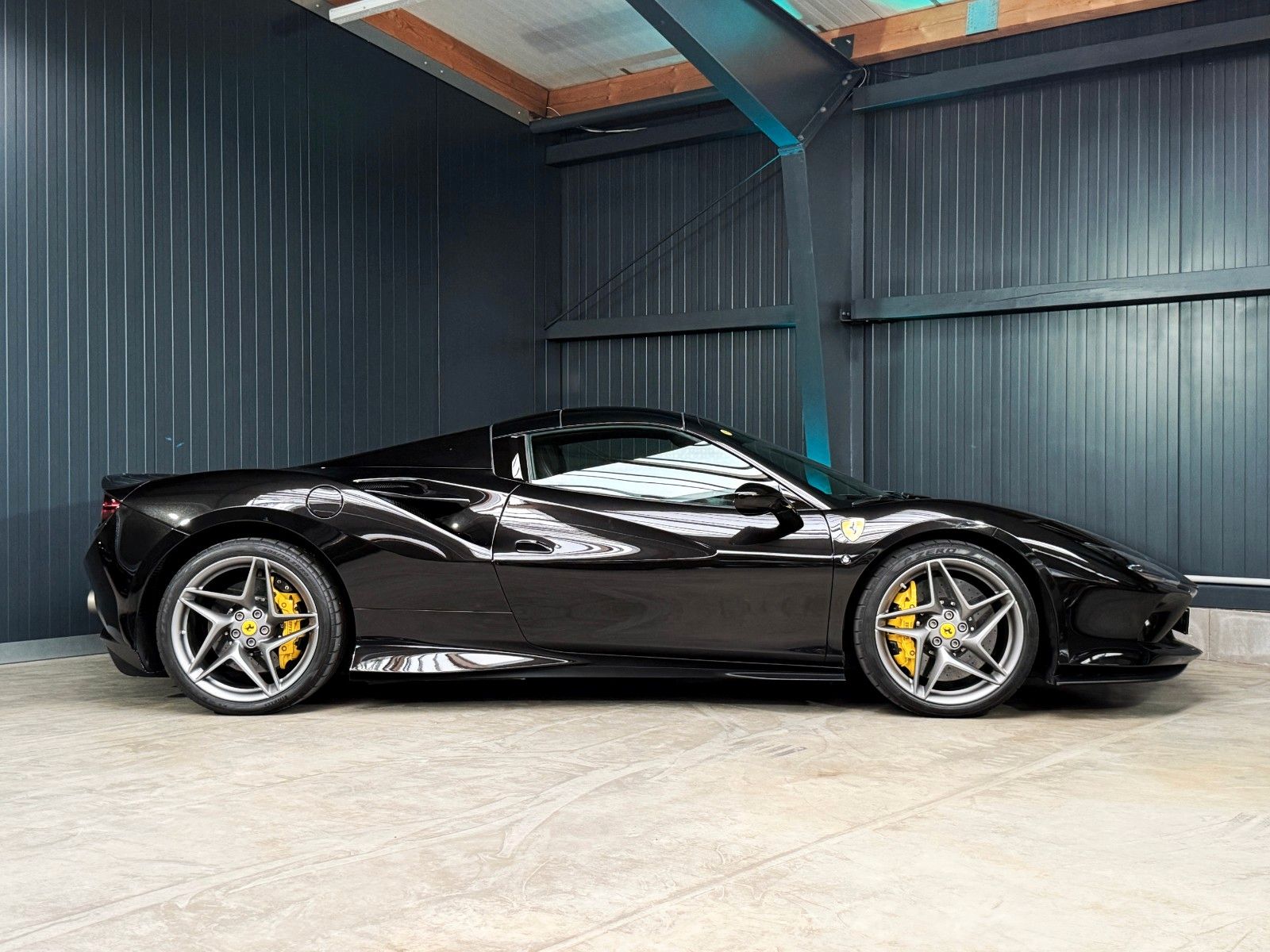 Fahrzeugabbildung Ferrari F8 Spider + Nero Daytona + Carbon + Lift + Garan