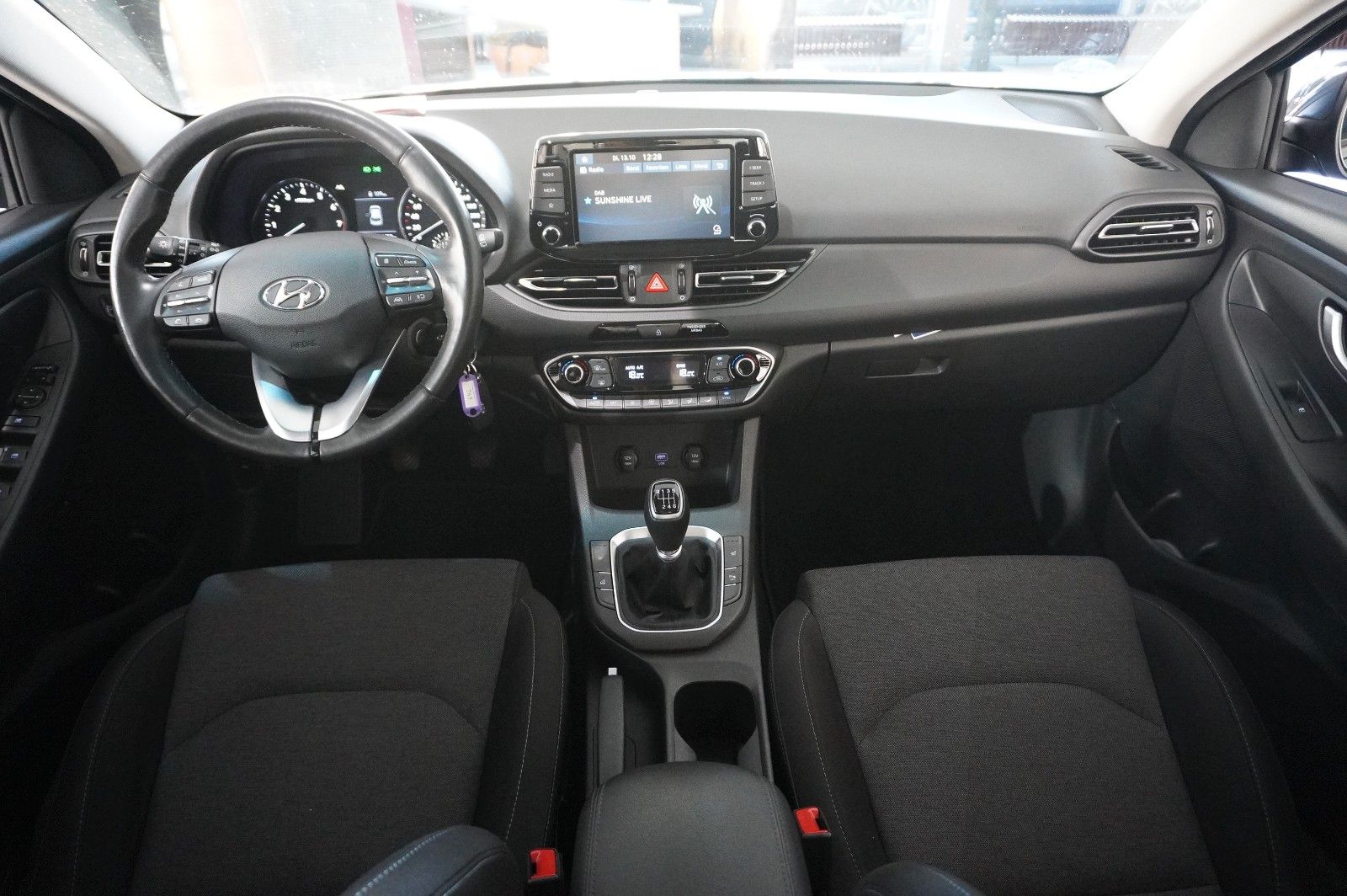 Fahrzeugabbildung Hyundai i30 1.5 T-GDI PURE NAVI/LED/KAMERA/SPORT/SH/AHK