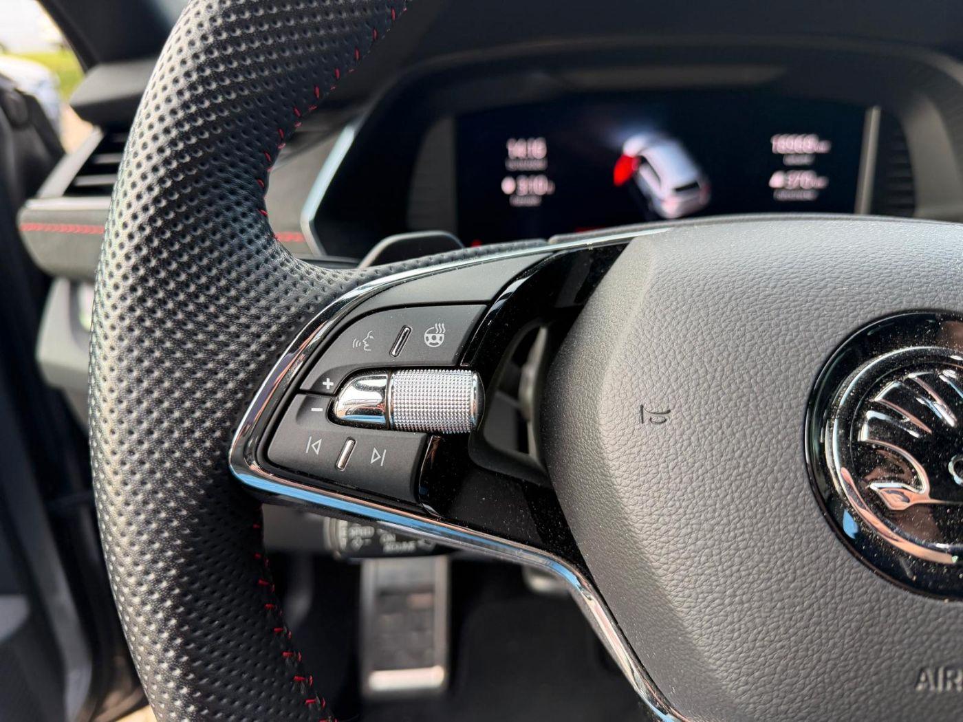 Skoda Octavia RS LED AHK Navi PDC SHZ Virtual el.Heck
