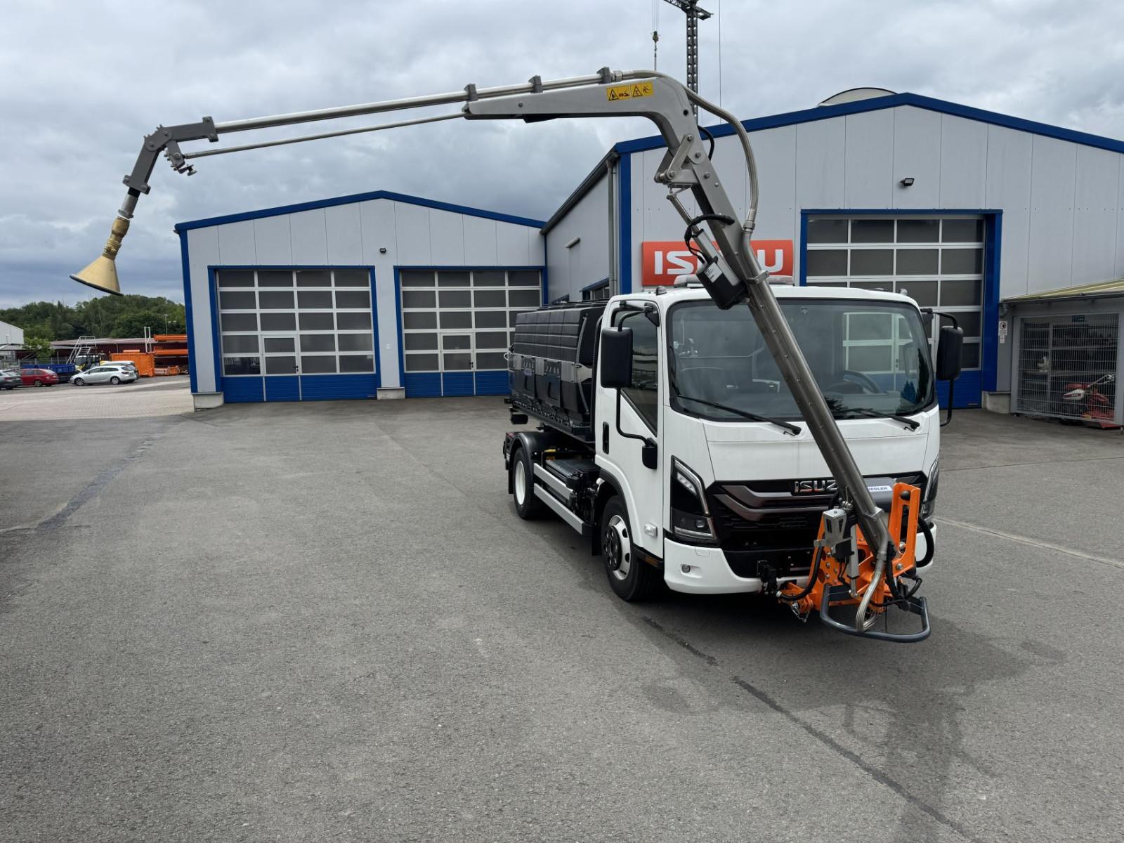 Isuzu M30 F Gießfahrzeug, Gießarm, Wassertank 4250 Ltr