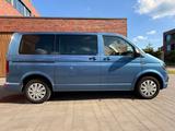 Volkswagen T6 Multivan - blaue Volkswagen T6 Multivan
