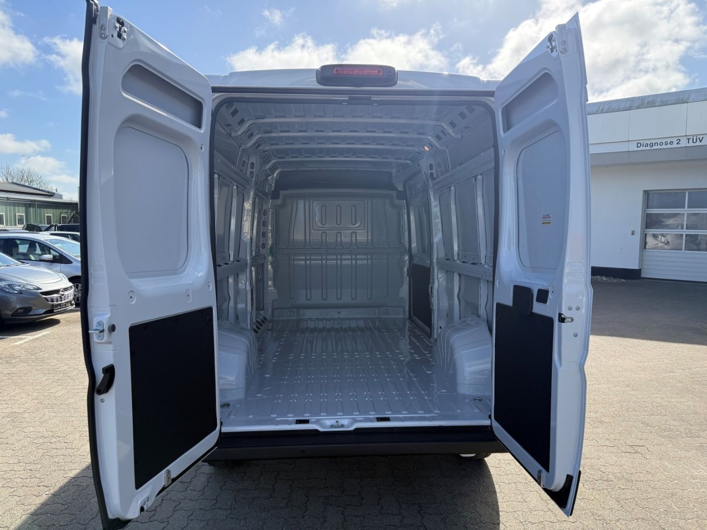 Fahrzeugabbildung Opel Movano Kasten H2 35 L3H2 BlueHDI 140