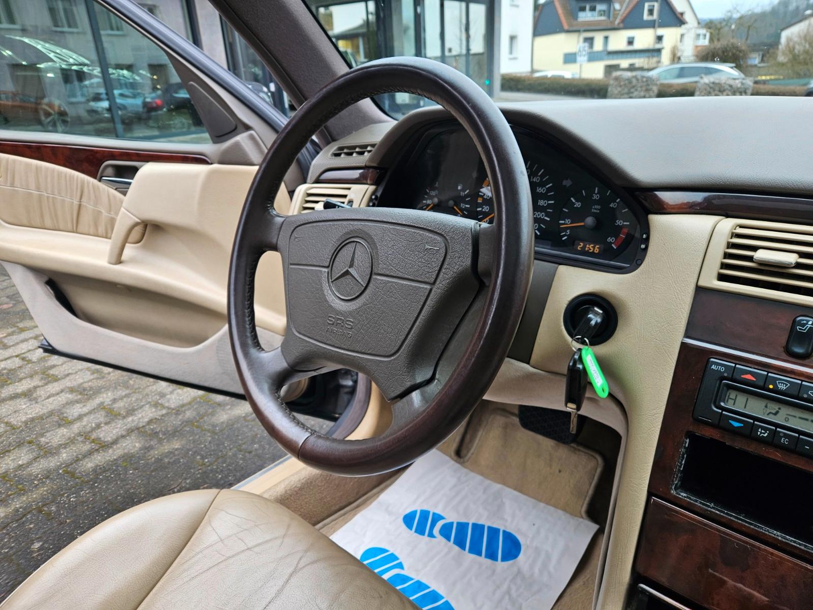 Mercedes-Benz E 220,Avantgarde,Leder,Klima,Alu,Schibedach