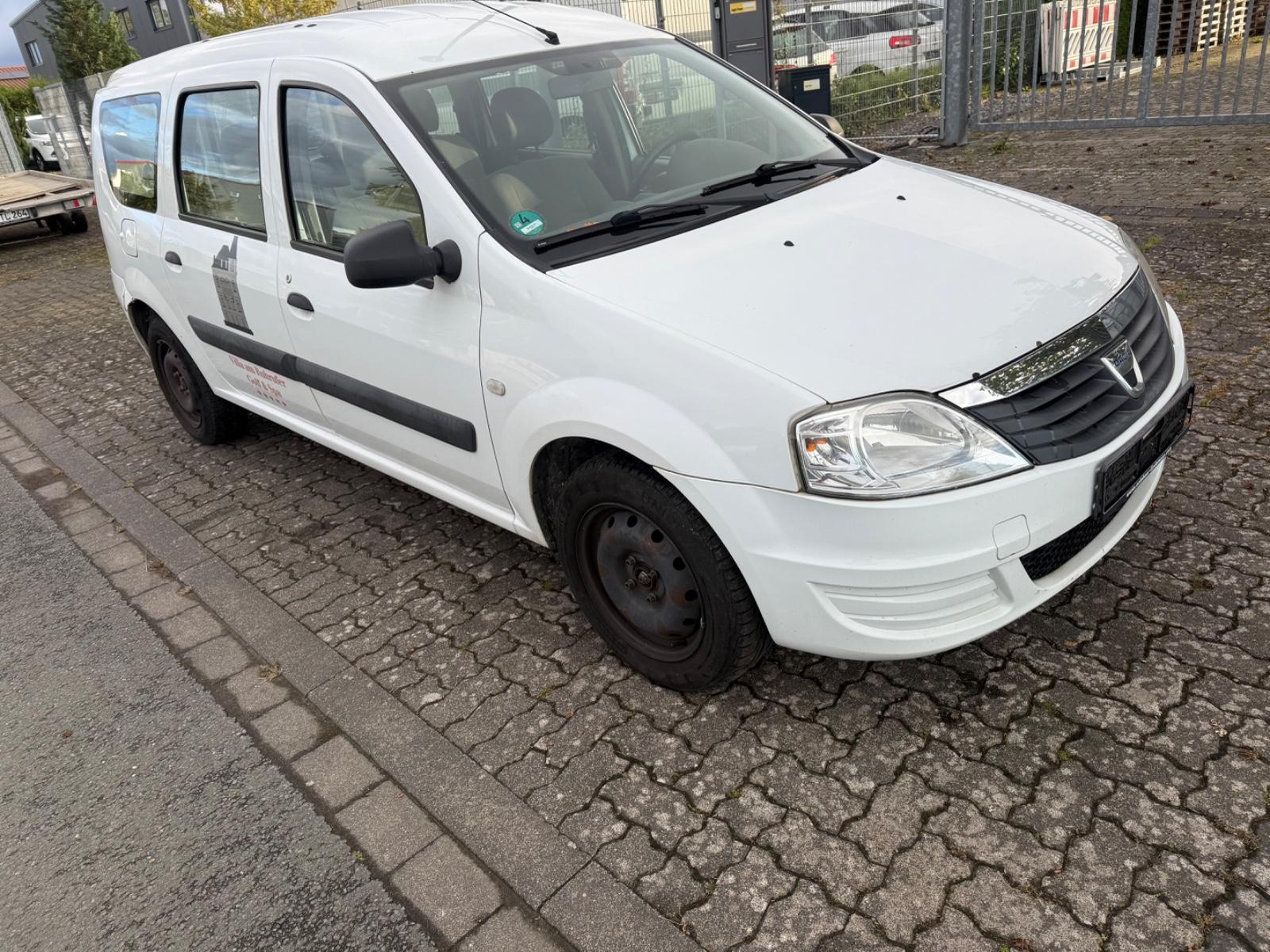 Dacia Logan 2012 — вигляд ззаду