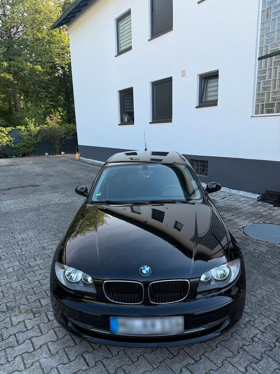 BMW 118 2009 — rear view