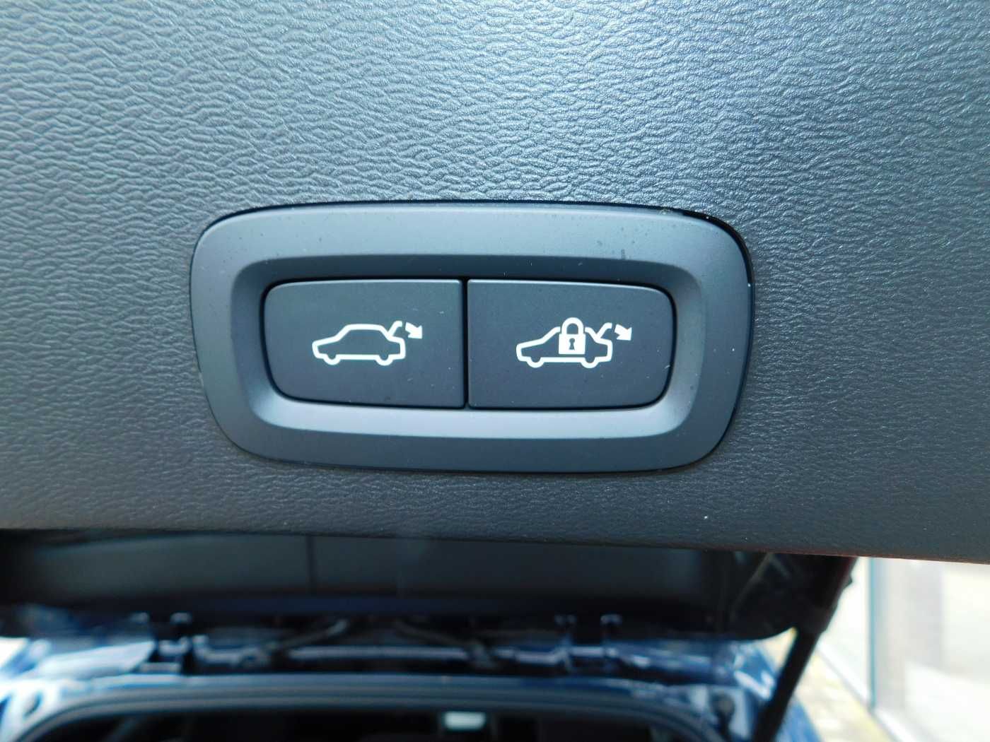 Fahrzeugabbildung Volvo XC40 B4 Plus Black Edition