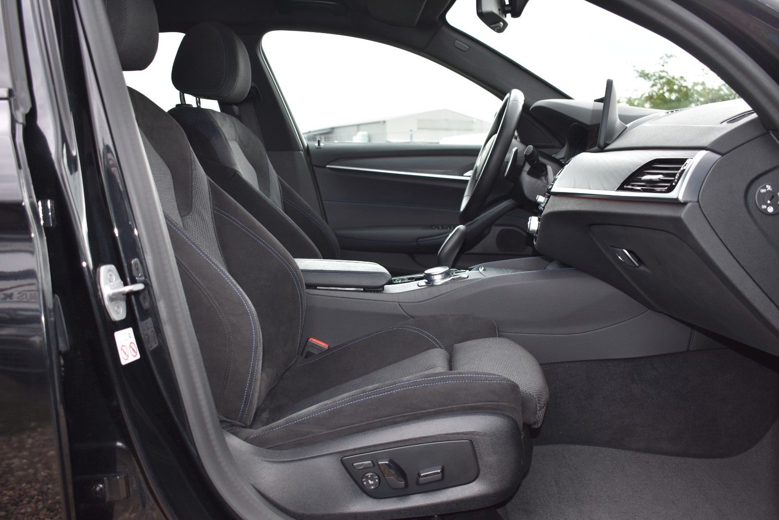 Fahrzeugabbildung BMW 530d Touring xDrive MSport LASER/HUD/KEYLESS/AHK