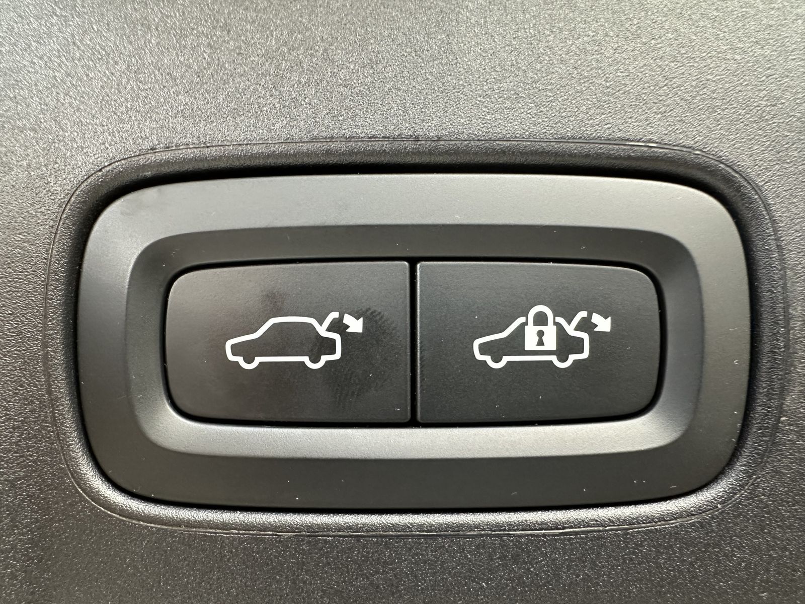 Fahrzeugabbildung Volvo V90 T6 Plus Bright Hybrid AWD NAV+LED+AHK+PANO