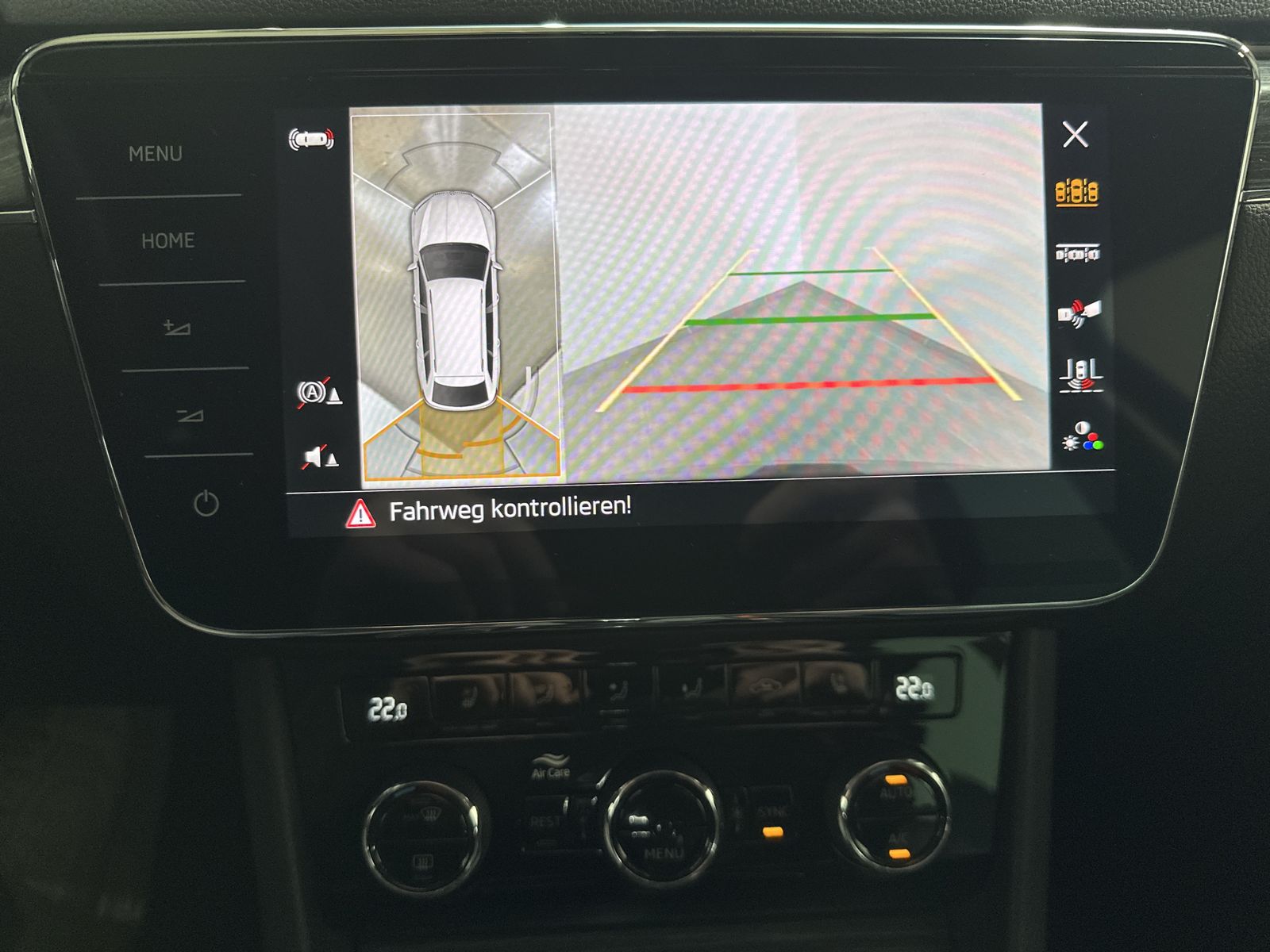 Fahrzeugabbildung SKODA Superb Combi Premium NAV+LED+PANO+360°+AHK+DCC