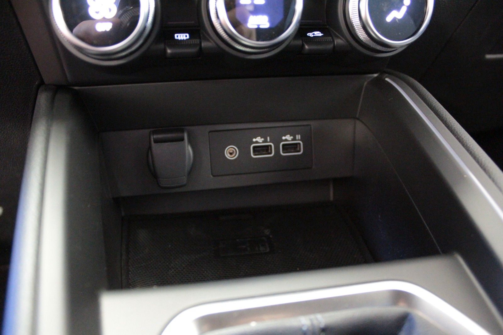 Fahrzeugabbildung Renault Clio TCe 90 Techno *Winter-*&*Look-Paket*