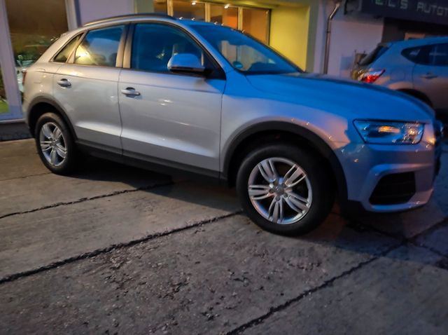 Audi Q3  Navi Sitzheizung/ Tempomat/ AHZV