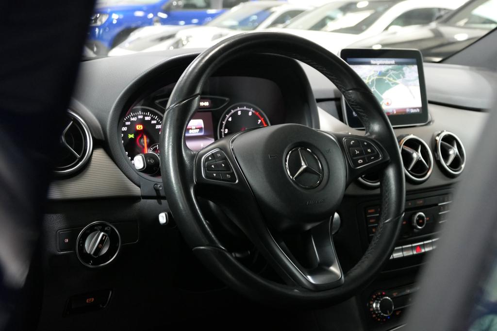 Mercedes-Benz B 180