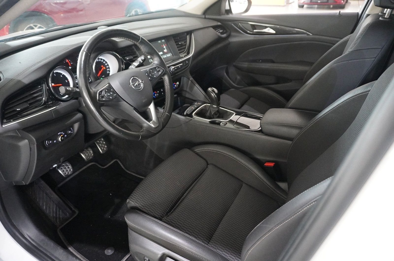 Fahrzeugabbildung Opel Insignia B ST 2.0D DYNAMIC 4X4 NAVI/LED/SHZ/AHK