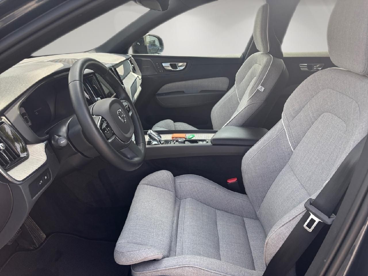 Fahrzeugabbildung Volvo XC60 T6 AWD Plug-In Hybrid Plus Dark