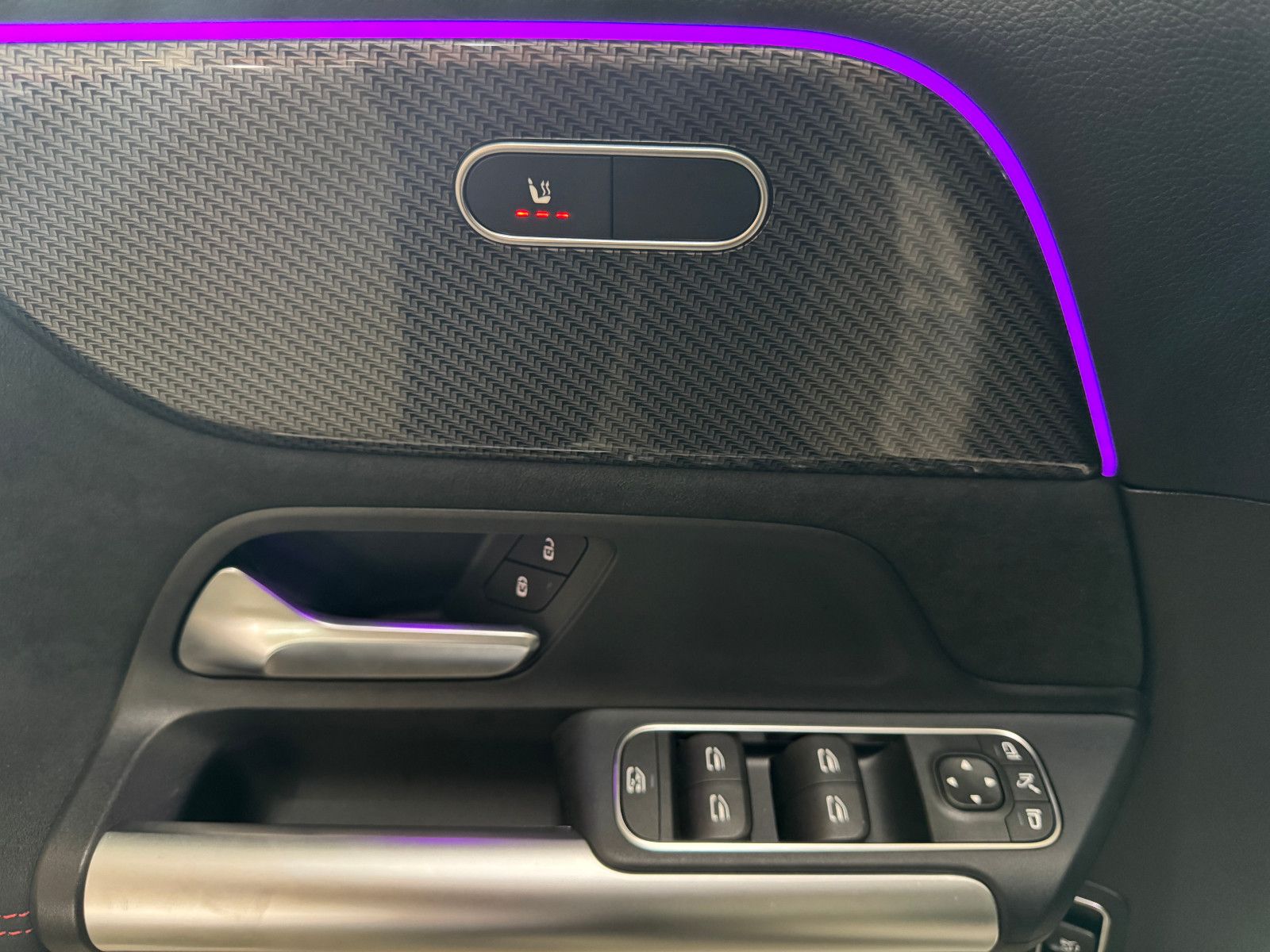 Fahrzeugabbildung Mercedes-Benz GLA 200 d 8GT AMG LINE PLUS MBUX DISTRONIC 19ALU