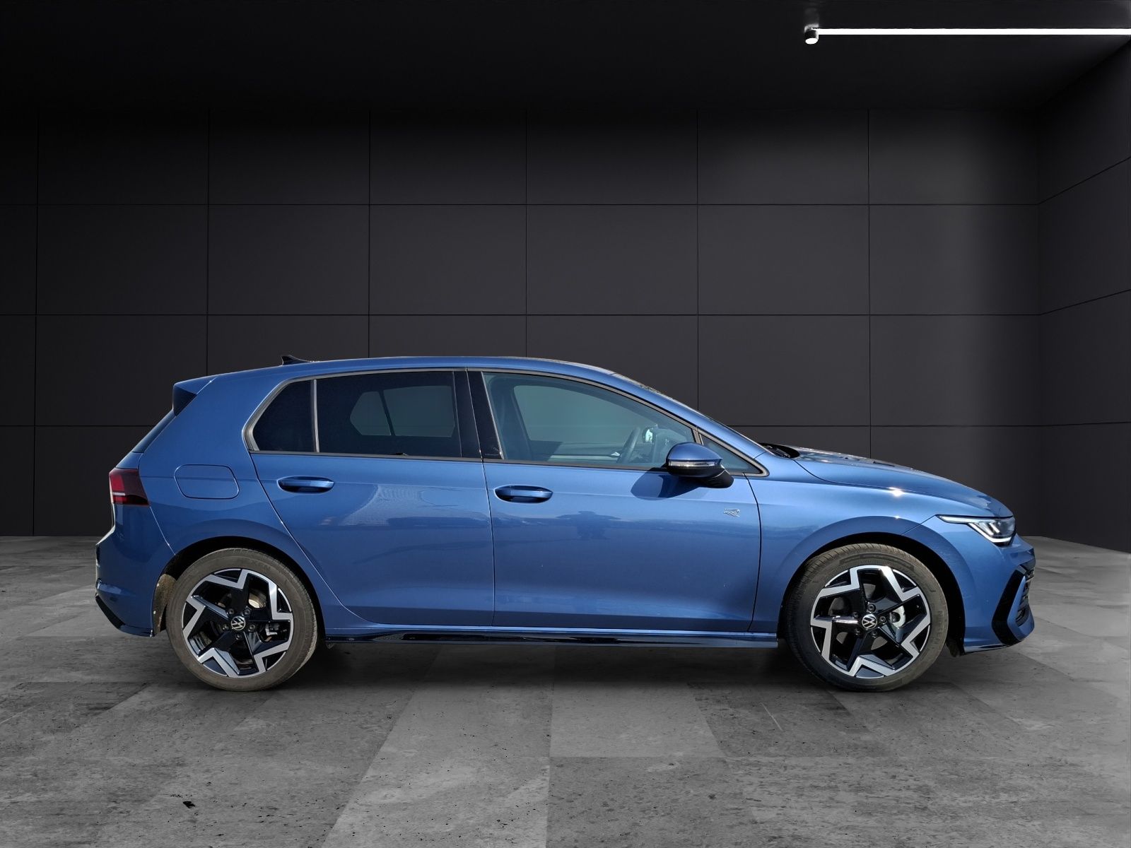 Fahrzeugabbildung Volkswagen Golf VIII TSI R-Line LED APP AID ACC RFK SH LHZ