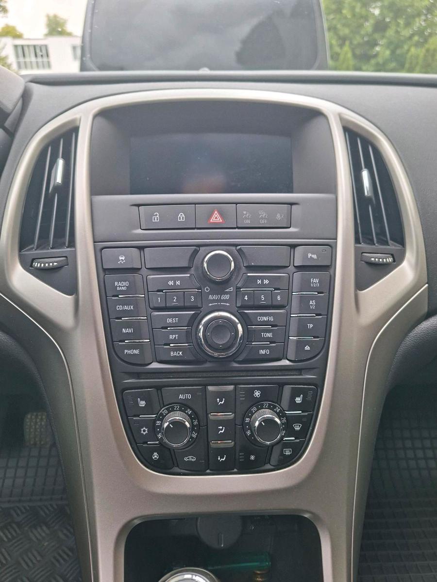 Opel Astra 2012 — photo 9