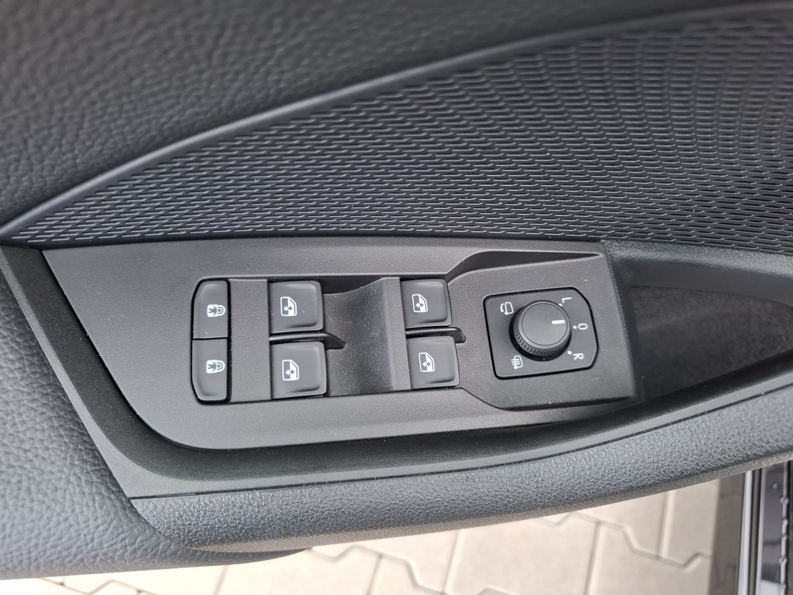 Fahrzeugabbildung SKODA Octavia 1.5 DSG Sportline PANO*MATRIX*AHK*5J.GAR