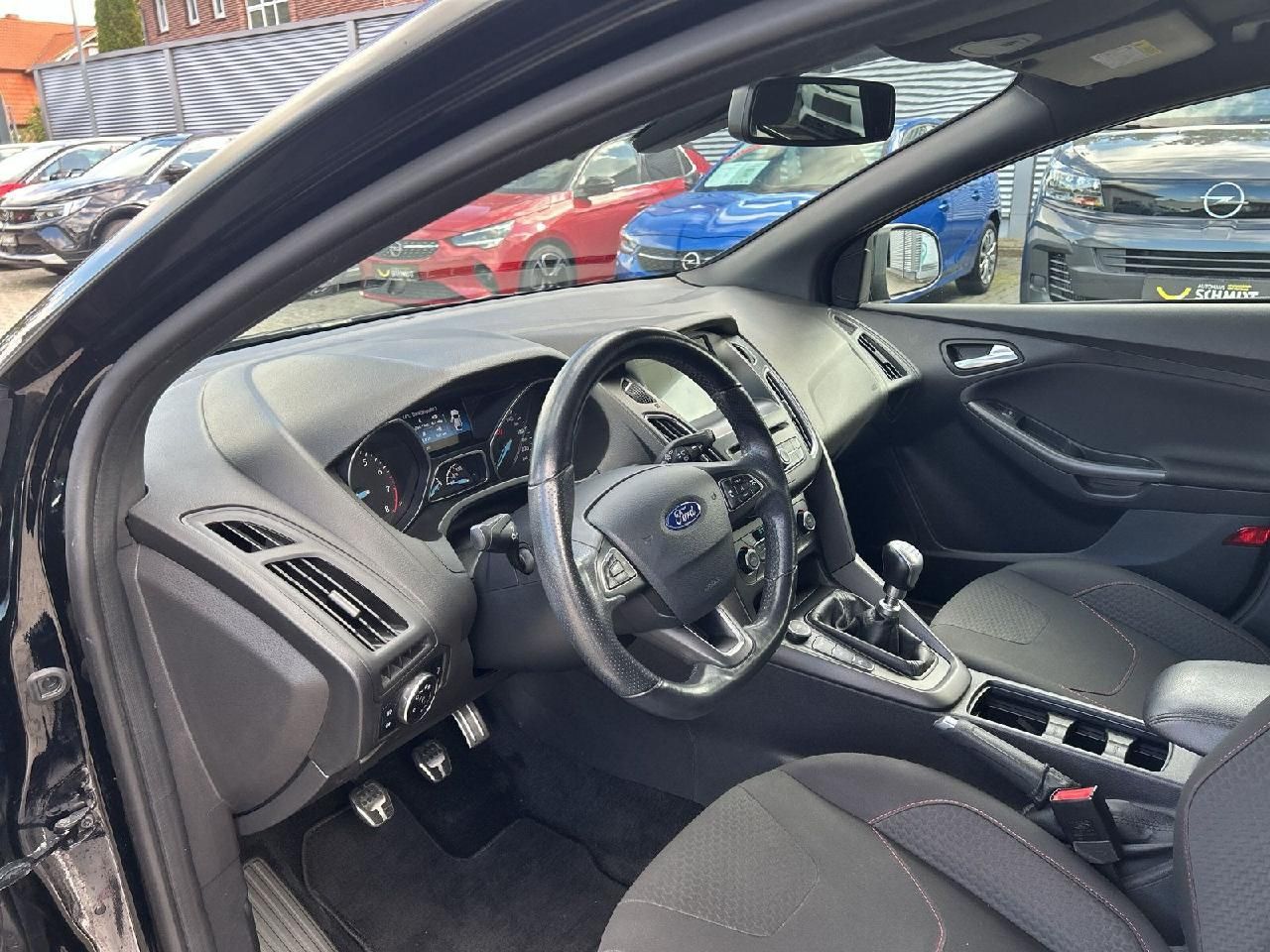 Fahrzeugabbildung Ford Focus Lim. 1,0 ST-Line
