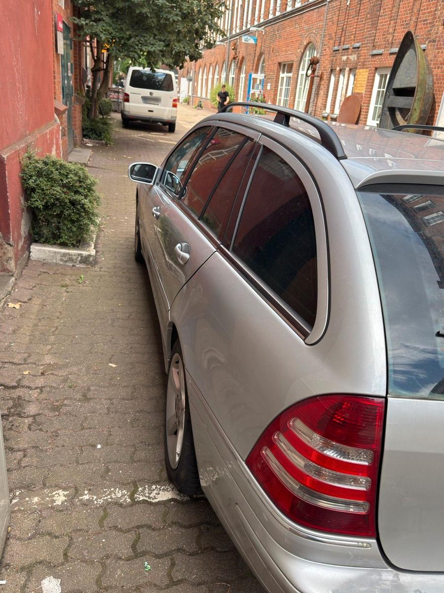 Mercedes-Benz C220 2005 — rear view