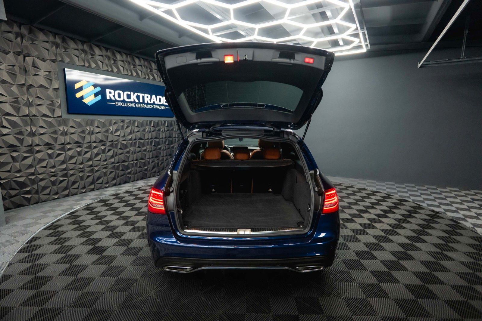 Fahrzeugabbildung Mercedes-Benz C 300 AMG | ACC | Pano | Mulitbeam | Widescreen