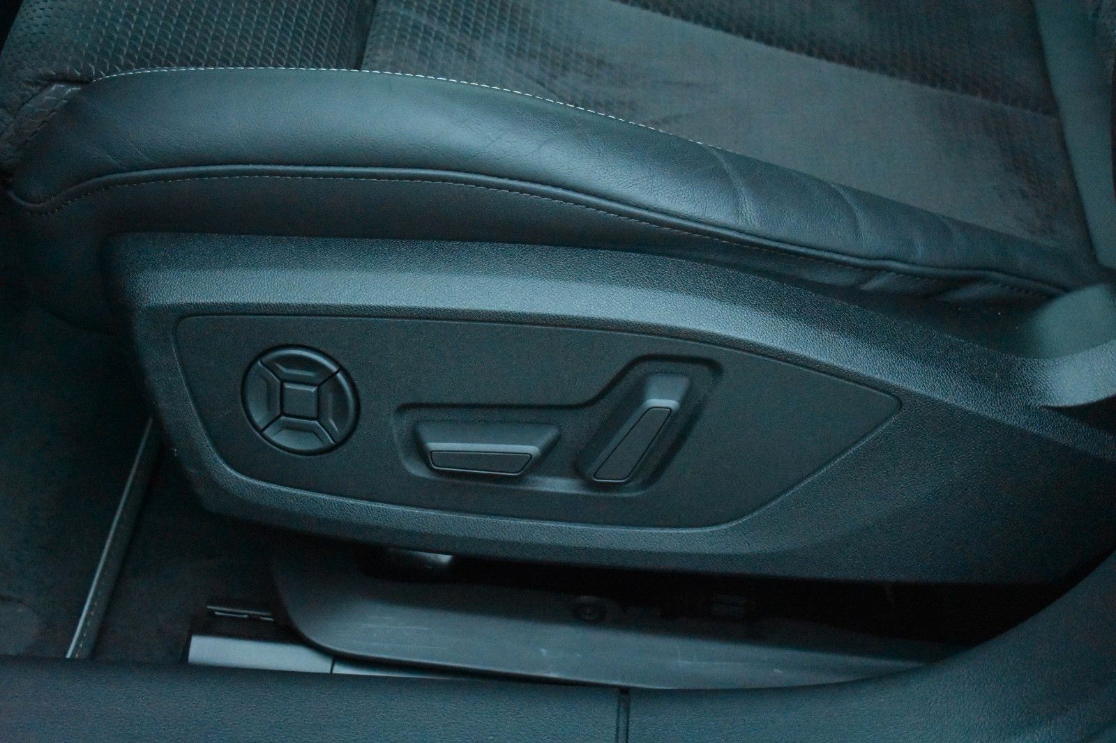 Fahrzeugabbildung Audi S6 Avant 3.0 TDI quattro Matrix-LED HUD