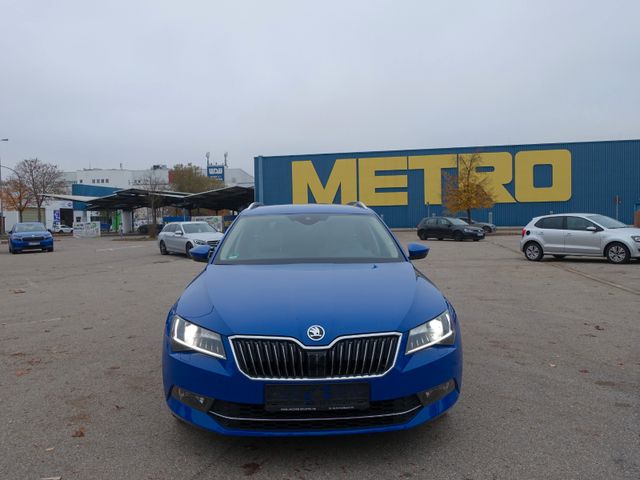 Skoda Superb Combi Premium Edition Xenon Leder Navi