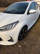 Toyota Yaris 1.5-l-VVT-i Hybrid 116 CVT Team Deutsc... - Toyota Yaris mit Benzin-Antrieb: Limousine, Automatik