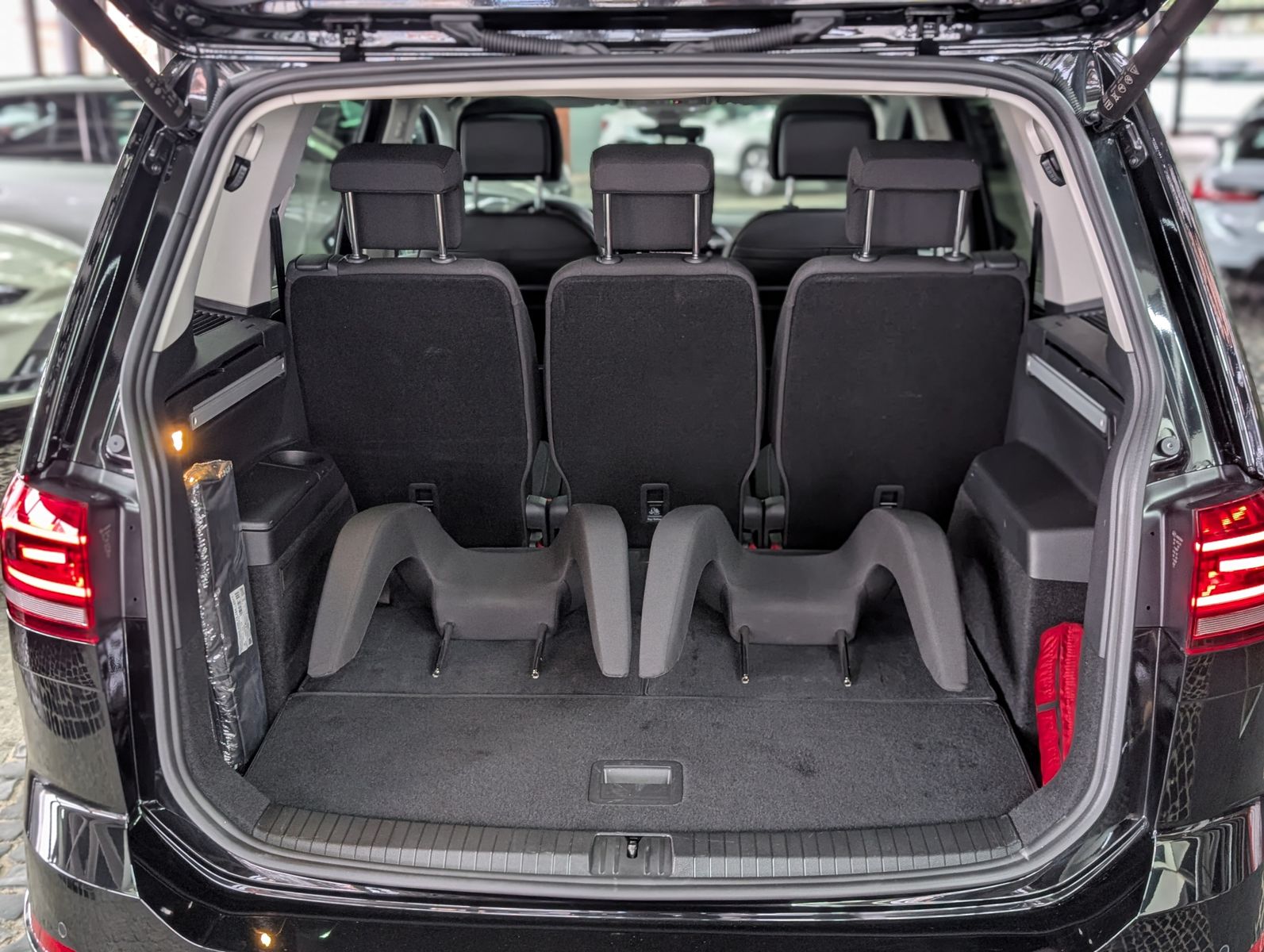 Fahrzeugabbildung Volkswagen Touran R-LINE HIGHLINE BLACK PANO AHK 7S KINDERS